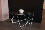 table basse en acier, plateau verni. Céramique Myriam Olmi