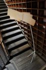 lampadaire pied acier. abat jour en sycomore