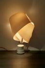 lampe en sycomore, pied béton